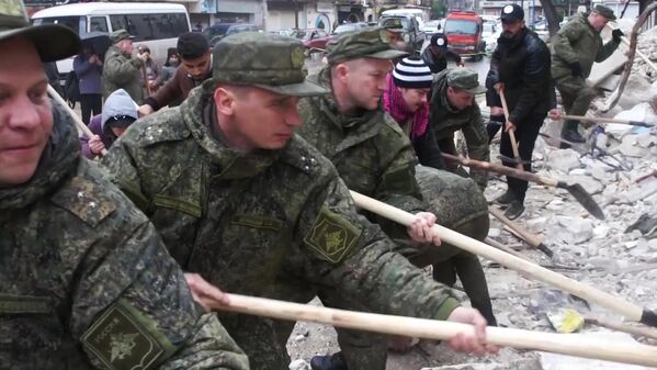 عسكريون روس يساعدون في إزالة آثار الزلزال المدمر في سوريا - سبوتنيك عربي