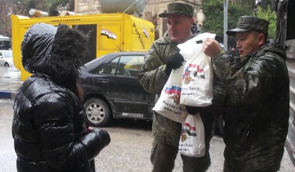 عسكريون روس يقدمون المؤن الغذائية عقب الزلزال المدمر في سوريا - سبوتنيك عربي