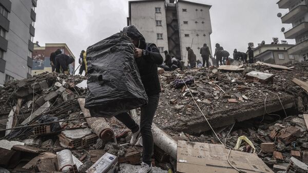 يبحث الناس وفرق الطوارئ عن أشخاص تحت الأنقاض في مبنى مدمر في غازي عنتاب ، تركيا ، 6 فبراير ، 2023. تسبب زلزال قوي في تدمير العديد من المباني في جنوب شرق تركيا وسوريا ويخشى وقوع العديد من الضحايا. - سبوتنيك عربي