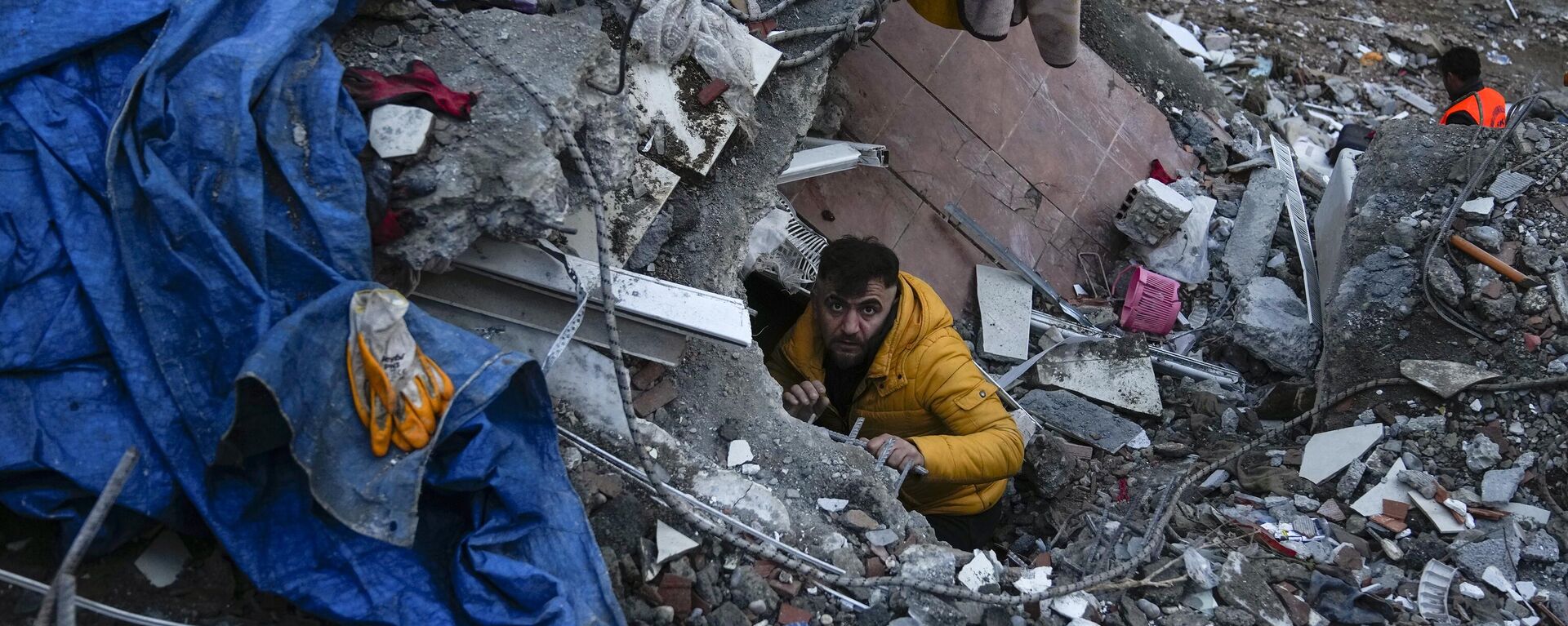 رجل يبحث عن أشخاص في مبنى مدمر في أضنة، تركيا، 6 فبراير 2023 - سبوتنيك عربي, 1920, 11.02.2023