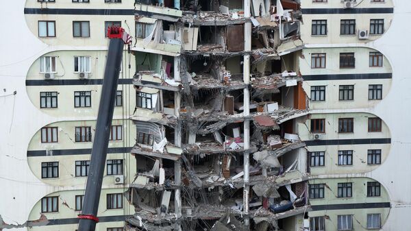 Разрушенное в результате землетрясения здание в турецком городе Диярбакыр - سبوتنيك عربي