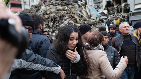 Разбор завалов и поиск жертв на месте разрушений в результате землетрясения в турецкой Адане  - سبوتنيك عربي