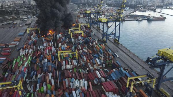 Горящие контейнеры в порту вследствие землетрясения в турецком Искендеруне - سبوتنيك عربي
