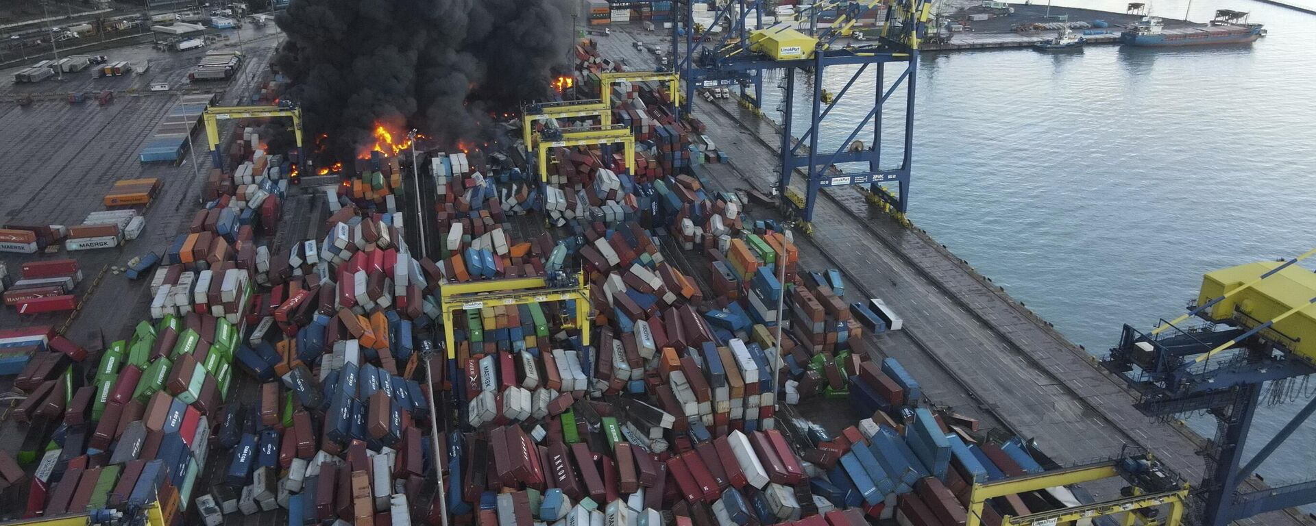 دخان يتصاعد من حاويات مشتعلة في ميناء ببلدة إسكندرونة التي ضربها الزلزال، جنوب تركيا، 7 فبراير 2023. - سبوتنيك عربي, 1920, 07.02.2023