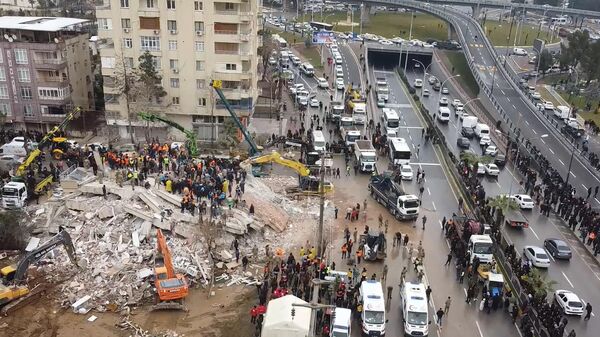 Спасатели ищут выживших под завалами в Шанлыурфе после землетрясения магнитудой 7,8, произошедшего на юго-востоке Турции - سبوتنيك عربي