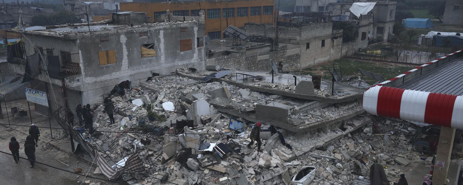أشخاص يفتشون مبنى منهارًا في أعقاب الزلزال الذي وقع في بلدة أزمارين بمحافظة إدلب شمال سوريا، 6 فبراير 2023 - سبوتنيك عربي, 1920, 11.02.2023