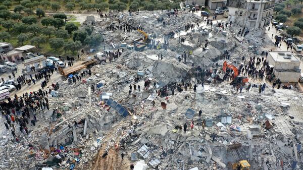 Поиски жертв и выживших среди обломков рухнувших зданий после землетрясения в деревне Бесния недалеко от города Харим, в сирийской провинции Идлиб - سبوتنيك عربي