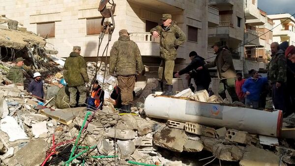 الجيش الروسي يشارك بعمليات رفع الأنقاض وإنقاذ ضحايا الزلزال في مدينة جبلة السورية - سبوتنيك عربي