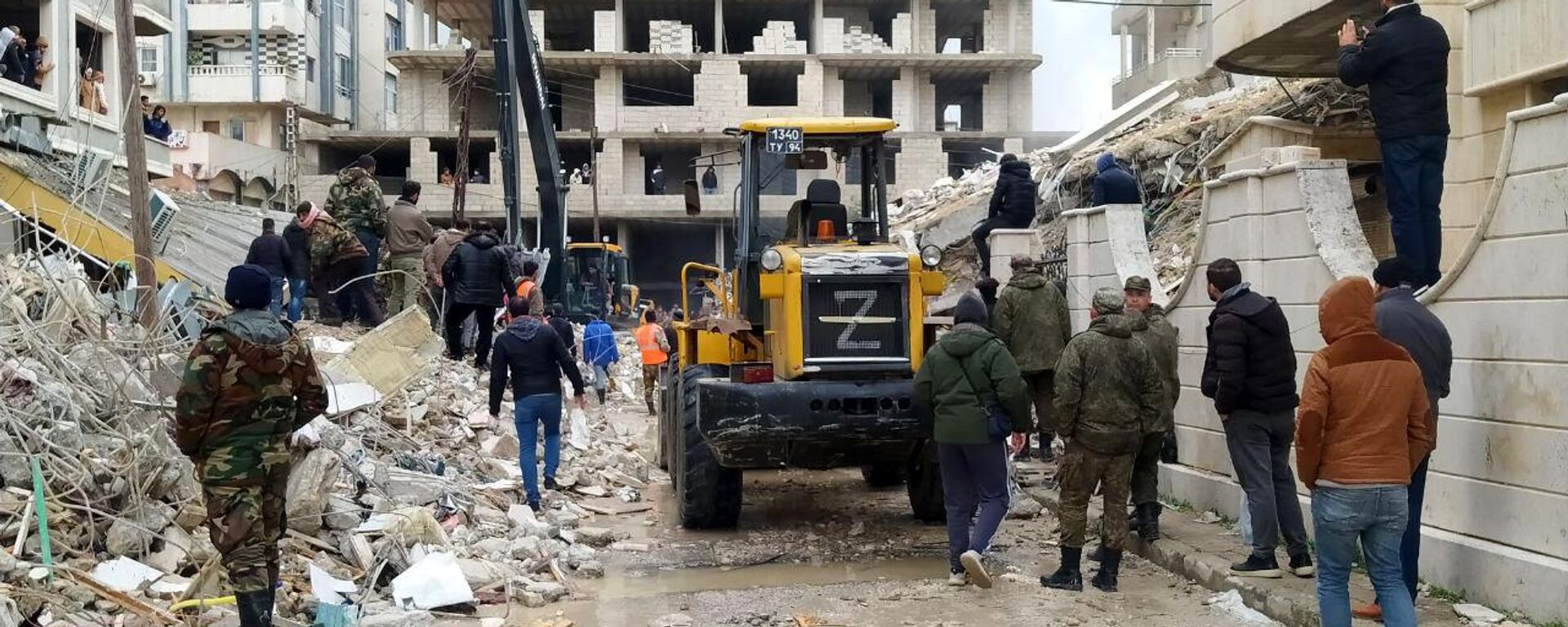 الجيش الروسي يشارك بعمليات رفع الأنقاض وإنقاذ ضحايا الزلزال في مدينة جبلة السورية - سبوتنيك عربي, 1920, 07.02.2023