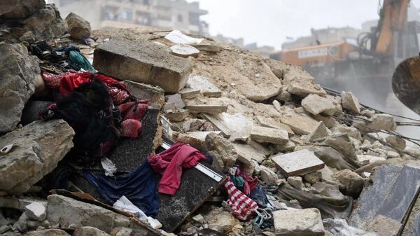 Личные вещи жителей дома, разрушенного в результате землетрясения в сирийском Алеппо - سبوتنيك عربي