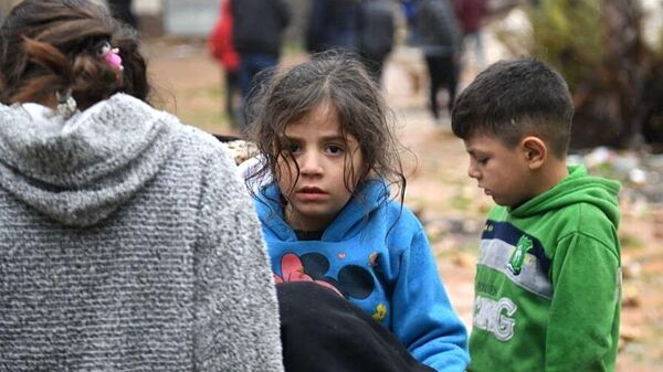أطفال في مبنى سكني دمره زلزال في حلب ، سوريا - سبوتنيك عربي