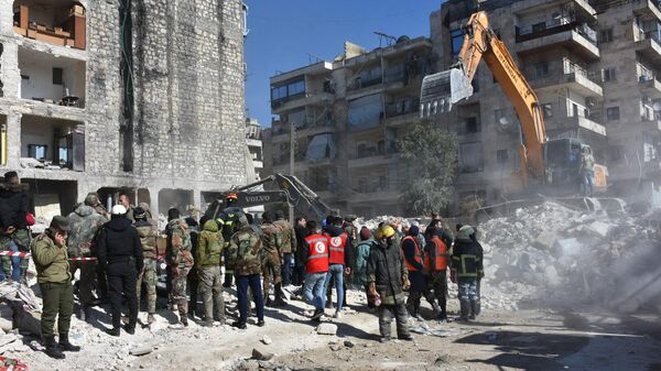 جنود الجيش الروسي ينتشلون  أشخاص أحياء من تحت أنقاض أحد الأبنية في منطقة المشارقة بمدينة حلب، سوريا - سبوتنيك عربي