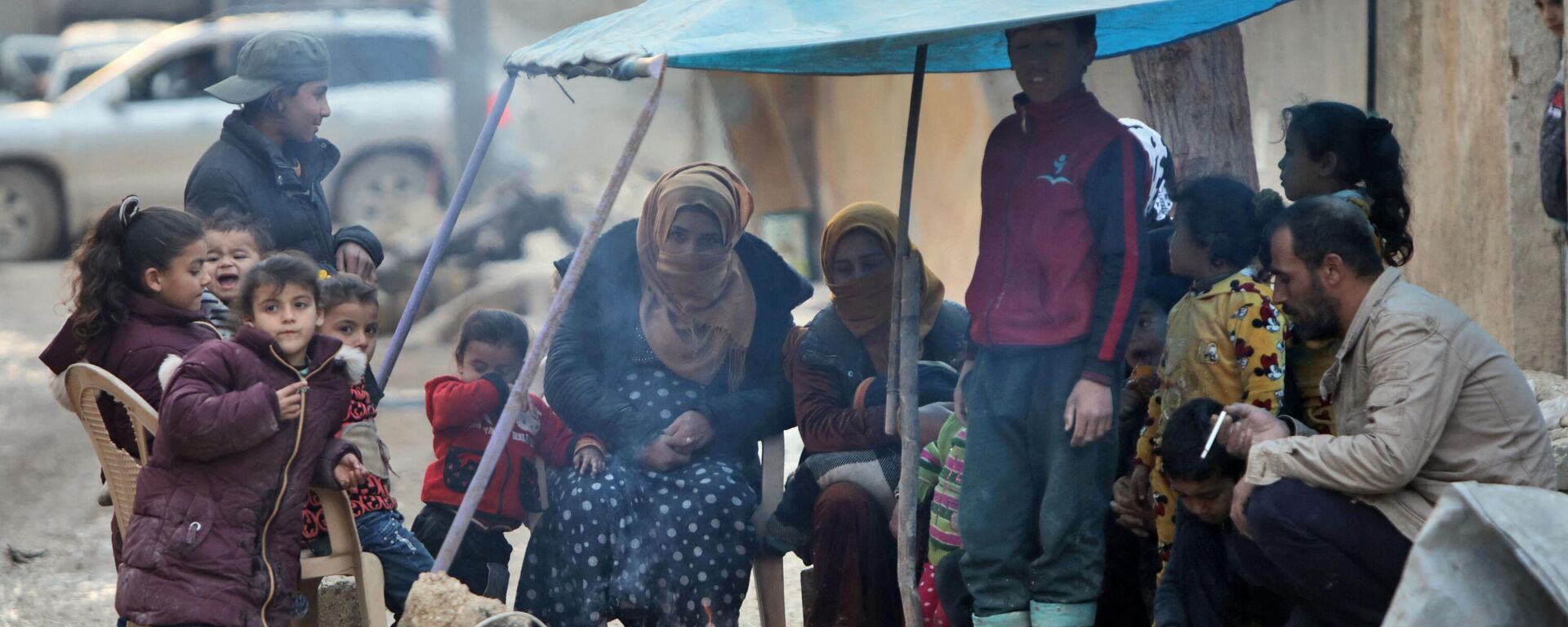 سوريون يسخنون أنفسهم بسبب حريق في بلدة جندريس يوم 7 فبراير 2023 ، مع استمرار عمليات البحث والإنقاذ في أعقاب الزلزال المميت. - سبوتنيك عربي, 1920, 10.02.2023