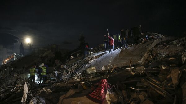 تبحث فرق الإنقاذ عن أشخاص في مبنى مدمر ، في أديامان ، جنوب شرق تركيا ، الأربعاء 8 فبراير 2023. - سبوتنيك عربي