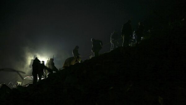 فرق الإنقاذ تبحث عن أشخاص في مبنى مدمر في أديامان ، تركيا 8 فبراير 2023. - سبوتنيك عربي