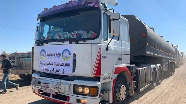 دخول عشرات الشاحنات الإغاثية المقدمة من الأمم المتحدة إلى مناطق سيطرة جبهة النصرة شمال غربي سوريا عن طريق معبر باب الهوى في ريف إدلب الغربي - سبوتنيك عربي