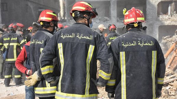 سبوتنيك تواكب محاولات فرق الإنقاذ الجزائرية لانتشال 14 جثة من تحت أنقاض أحد الأبنية حي المشارقة بمدينة حلب - سبوتنيك عربي