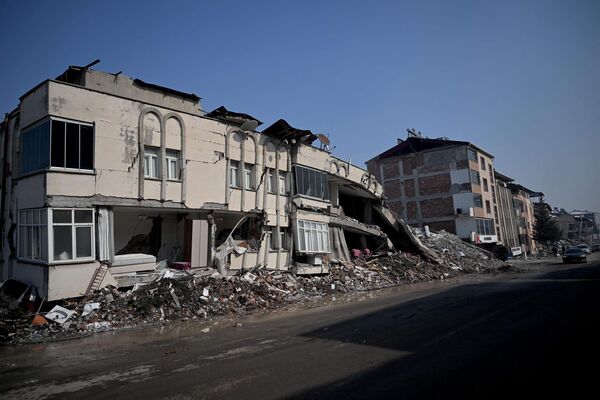 المباني المنهارة في منطقة البستان في كهرمان مرعش التركية بعد الزلزال المدمر، 11 فبراير 2023 - سبوتنيك عربي