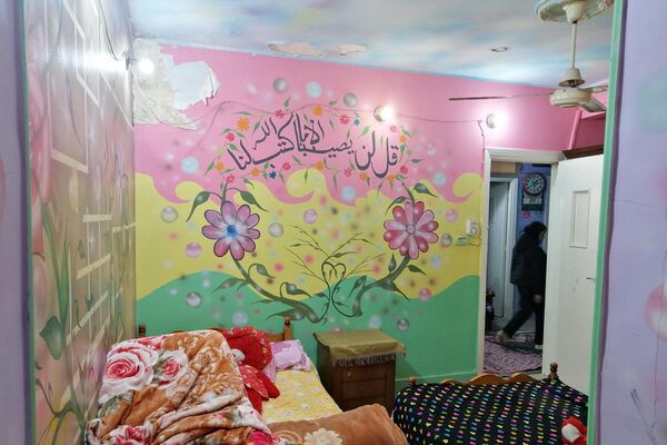 غرفة نوم داخل دار عم ظاظا لاستضافة أهالي مرضى السرطان القادمين من خارج القاهرة لعلاج أبنائهم في مستشفى 57357 المتخصصة في علاج سرطان الأطفال بالقاهرة - سبوتنيك عربي
