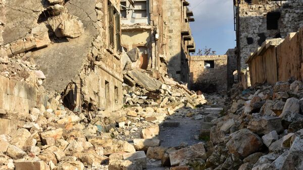 سكان حلب ينتشلون بقايا ذكرياتهم من تحت أنقاض منازلهم - سبوتنيك عربي