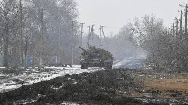 العمل القتالي لدبابة تي-72 للقوات الجيش الروسي في القطاع الجنوبي من منطقة العملية العسكرية الخاصة - سبوتنيك عربي