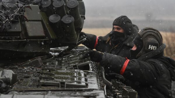 العمل القتالي لدبابة تي-72 للقوات الجيش الروسي في القطاع الجنوبي من منطقة العملية العسكرية الخاصة - سبوتنيك عربي