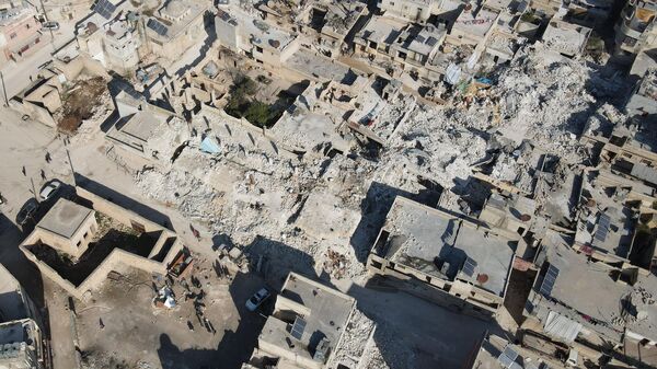صورة جوية تظهر مبان منهارة في أعقاب الزلزال المدمر في قرية الأتارب في محافظة حلب شمال غرب سوريا، في 14 فبراير 2023. - سبوتنيك عربي