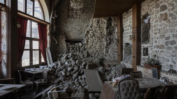 منظر لقاعة فندق دمر خلال زلزال ضرب أنطاكيا، جنوب شرق تركيا، يوم 13 فبراير 2023. - سبوتنيك عربي