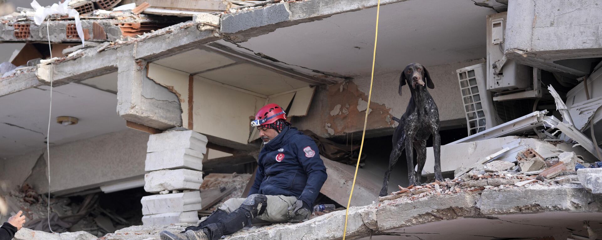 رجل إنقاذ مع كلب بوليسي يبحث في مبنى مدمر في أنطاكيا، جنوب شرق تركيا، 10 فبراير 2023. - سبوتنيك عربي, 1920, 19.02.2023