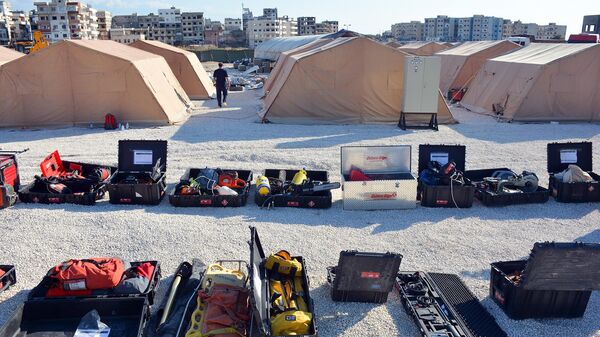 فريق الانقاذ الإماراتي يقدم معدات حديثة للدفاع المدني السوري دعما لاستجابته خلال الكوارث - سبوتنيك عربي