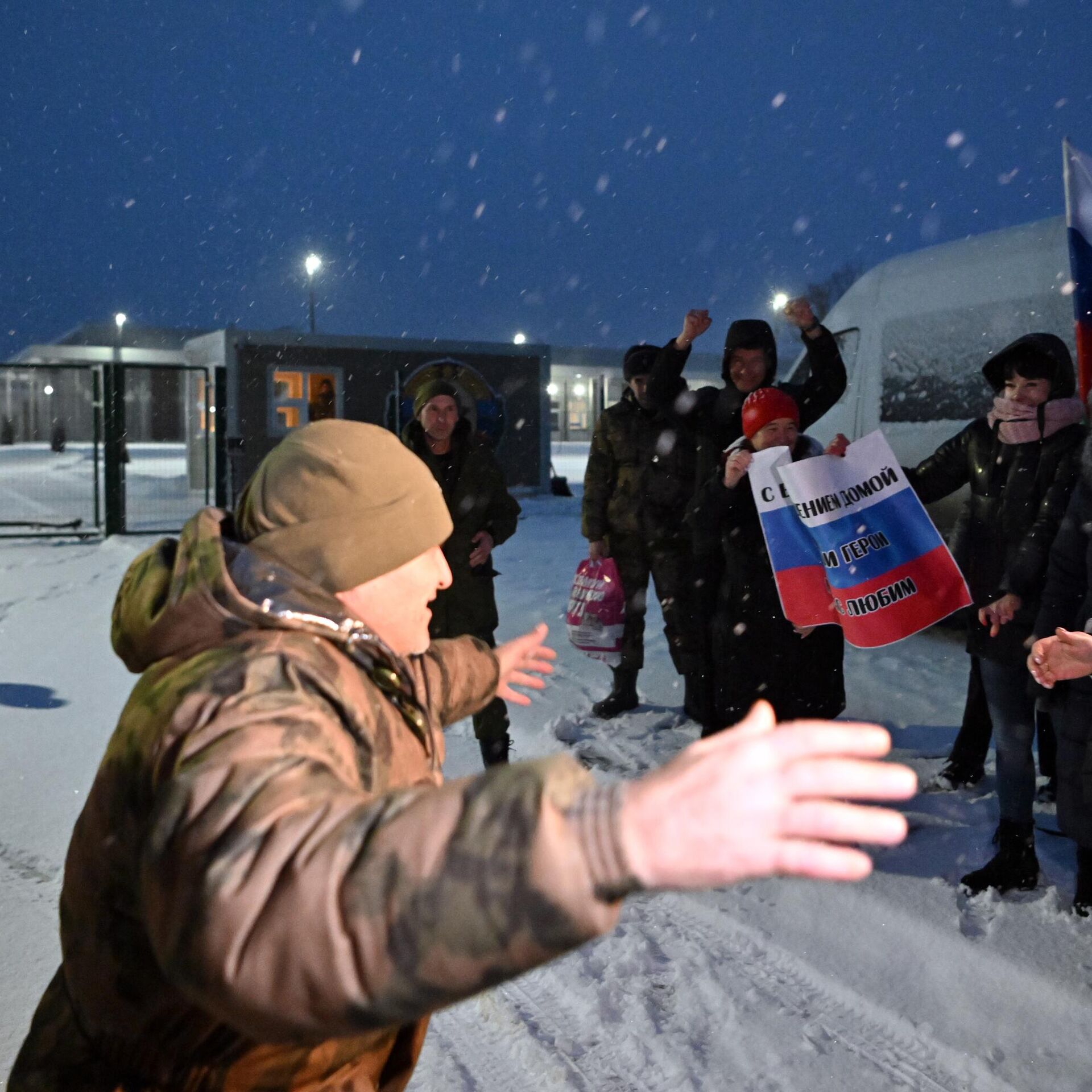 Когда будет обмен военнопленными 2024. Встреча с военнослужащими. Российский солдат.