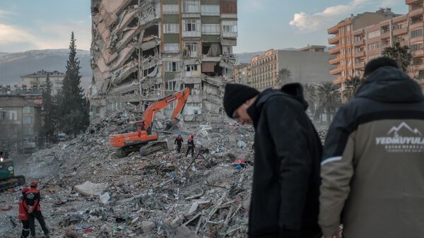 البحث عن جثث ضحايا الزلزال والمتعلقات الشخصية من بين الدمار في تركيا - سبوتنيك عربي