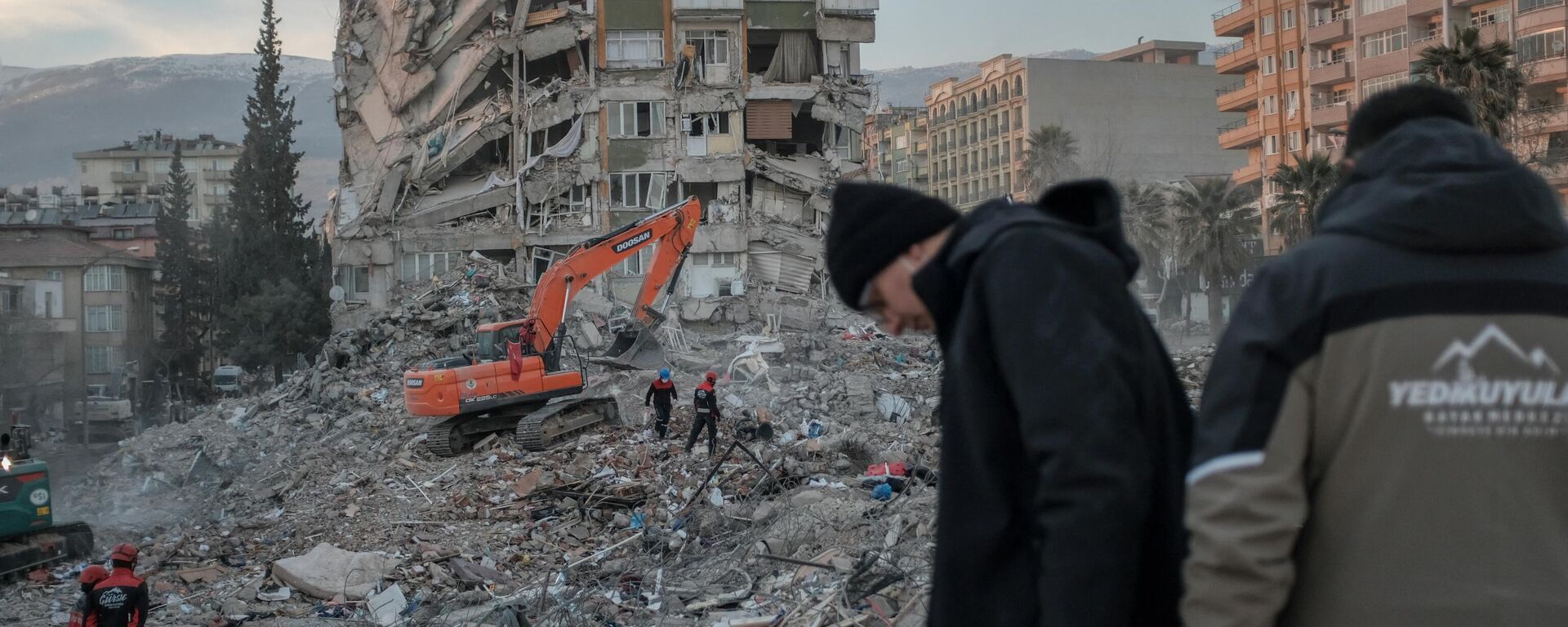 البحث عن جثث ضحايا الزلزال والمتعلقات الشخصية من بين الدمار في تركيا - سبوتنيك عربي, 1920, 17.03.2023