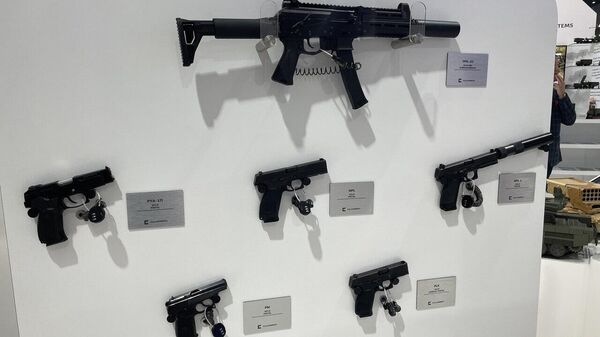كلاشنيكوف تعرض 5 مسدسات خارقة في معرض آيديكس 2023 - سبوتنيك عربي