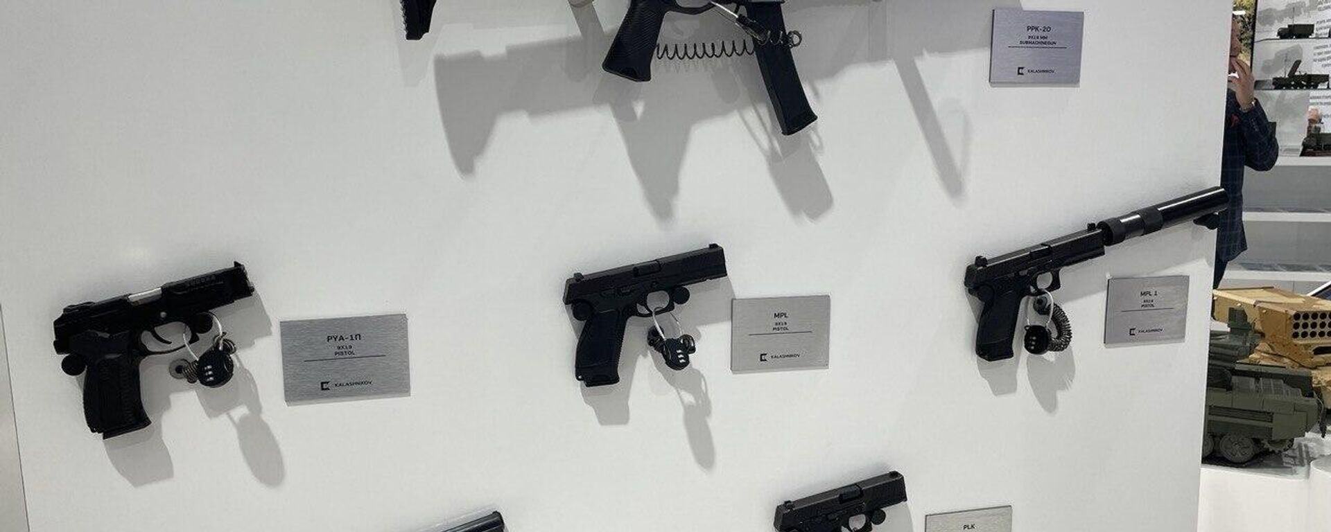 كلاشنيكوف تعرض 5 مسدسات خارقة في معرض آيديكس 2023 - سبوتنيك عربي, 1920, 20.02.2023
