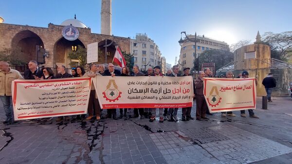 تظاهرة أمام البرلمان في بيروت لبنان على حافة الارتطام الفعلي وندق ناقوس الخطر - سبوتنيك عربي