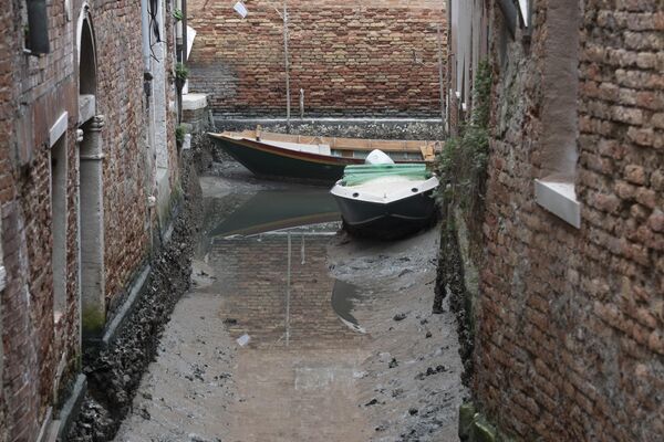 انخفاض مستوى المياه في قناة البندقية، إيطاليا، 21 فبراير/شباط 2023. - سبوتنيك عربي