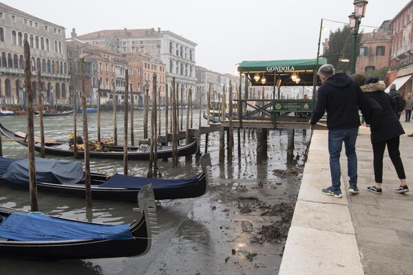 انخفاض مستوى المياه في قناة البندقية، إيطاليا، 21 فبراير/شباط 2023. - سبوتنيك عربي