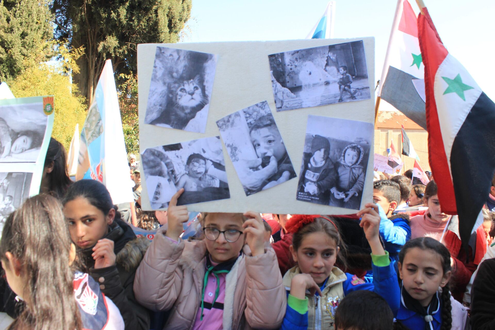 ارفعوا ظلمكم عن طفولتنا.. تلاميذ سوريين يصرخون بوجه الحصار الأمريكي - سبوتنيك عربي, 1920, 22.02.2023