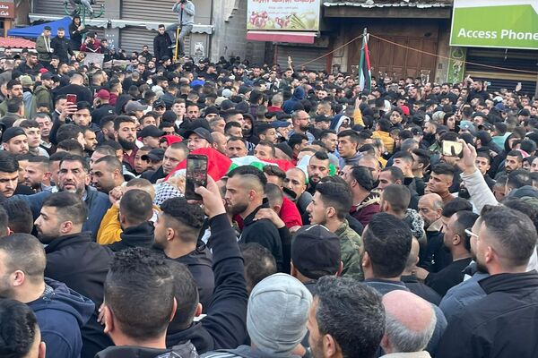 ألوف الفلسطينيين يشيعون قتلى نابلس وإسرائيل ترفع حالة التأهب خشية الانتقام - سبوتنيك عربي