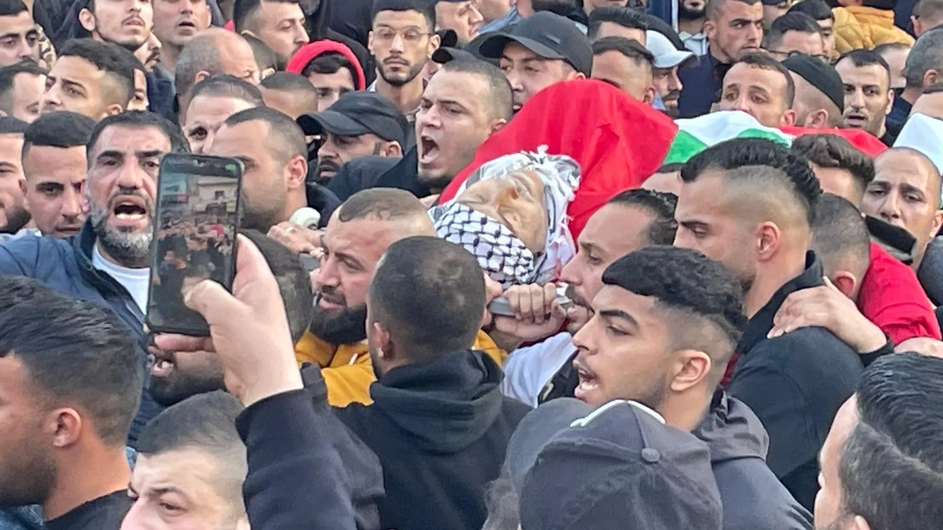 ألوف الفلسطينيين يشيعون قتلى نابلس وإسرائيل ترفع حالة التأهب خشية الانتقام - سبوتنيك عربي, 1920, 22.02.2023