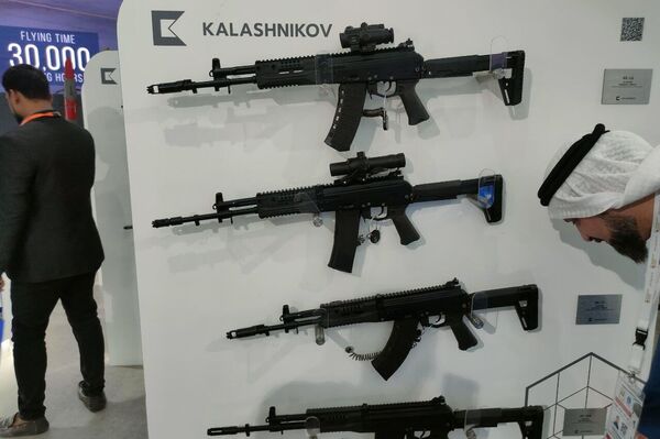 أنواع مختلفة من الاسلحة الروسية في آيدكس 2023 تشمل بنادق هجومية وأسلحة ثقيلة وذخائر ومركبات متنوعة - سبوتنيك عربي