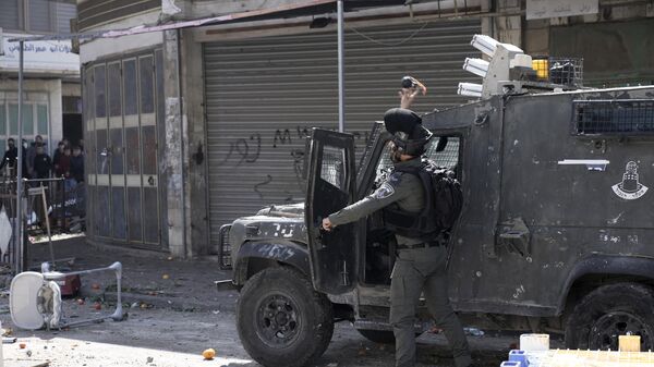 اشتباكات عنيفة بين فلسطينيين وقوات الجيش الإسرلئيلي في مدينة نابلس، الضفة الغربية، فلسطين 22 فبراير 2023 - سبوتنيك عربي