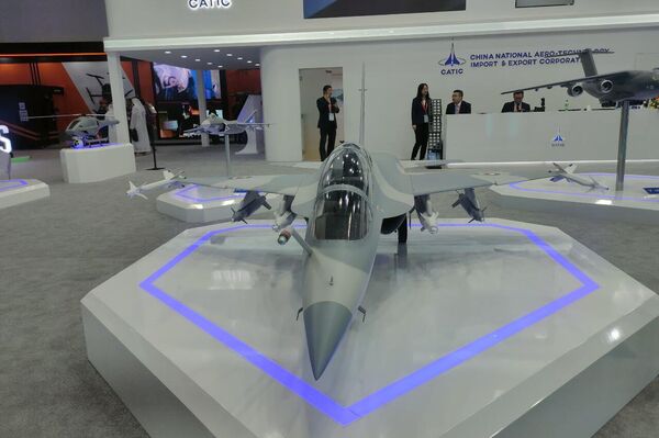 الطائرة الصينية إل - 15 تظهر بعلم الإمارات في آيدكس 2023 - سبوتنيك عربي