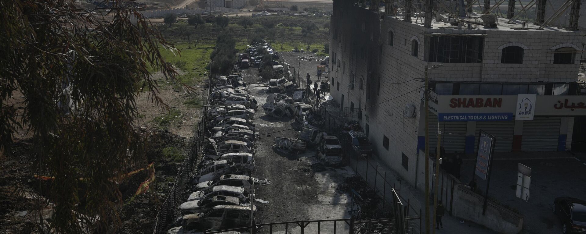 فلسطينيون ينظرون إلى سيارات محترقة ومبنى مدمر في بلدة حوارة، بالقرب من مدينة نابلس بالضفة الغربية، 27 فبراير 2023. - سبوتنيك عربي, 1920, 03.03.2023