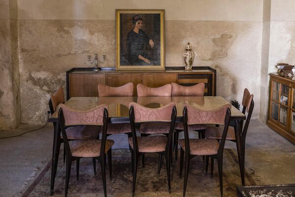 تُظهر هذه الصورة منظرًا لغرفة طعام في منزل بيت يكن التاريخي المرمم، في حي الدرب الأحمر في القاهرة، مصر 6 ديسمبر 2022. - سبوتنيك عربي