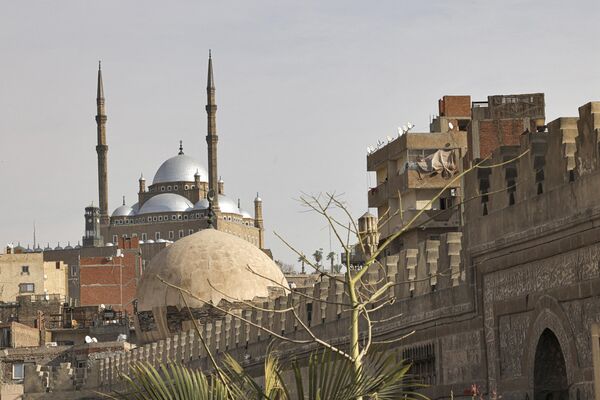 مسجد محمد علي (أعلى الصورة) يظهر داخل قلعة صلاح الدين، خلف جزء من  مسجد الأمير شيخو العمري الناصري (أسفل الصورة) في حي الخليفة في القاهرة، مصر 11 يناير 2023. - سبوتنيك عربي