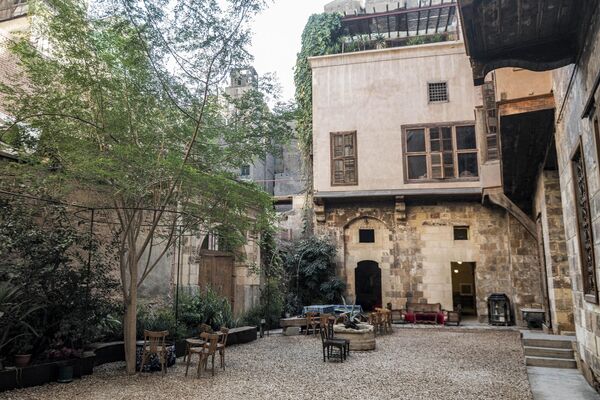 تُظهر هذه الصورة منظرًا لساحة منزل بيت يكن التاريخي المرمم، في حي الدرب الأحمر في القاهرة، مصر 6 ديسمبر 2022. - سبوتنيك عربي