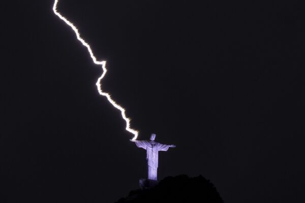 صاعقة تضرب يد تمثال المسيح الفادي في جبل كوركوفادو في ريو دي جانيرو، البرازيل، 21 فبراير 2023. - سبوتنيك عربي