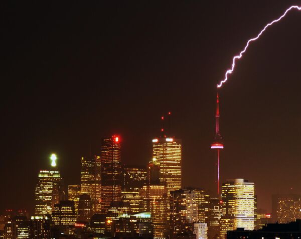برج سي-إن في تورونتو الكندية يتعرض لـ 20 صاعقة. - سبوتنيك عربي